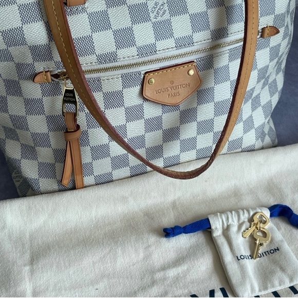 Louis Vuitton - Picture 2 of 14